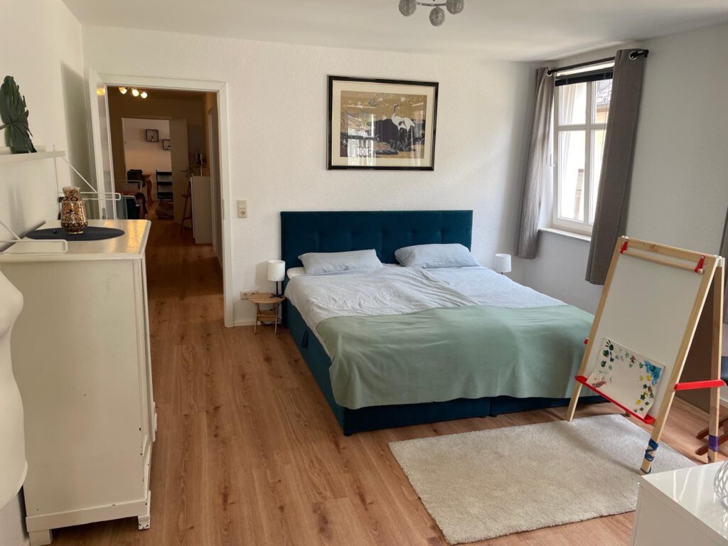 Zu sehen ist ein grünes Boxspringbett 180 x 200 cm.