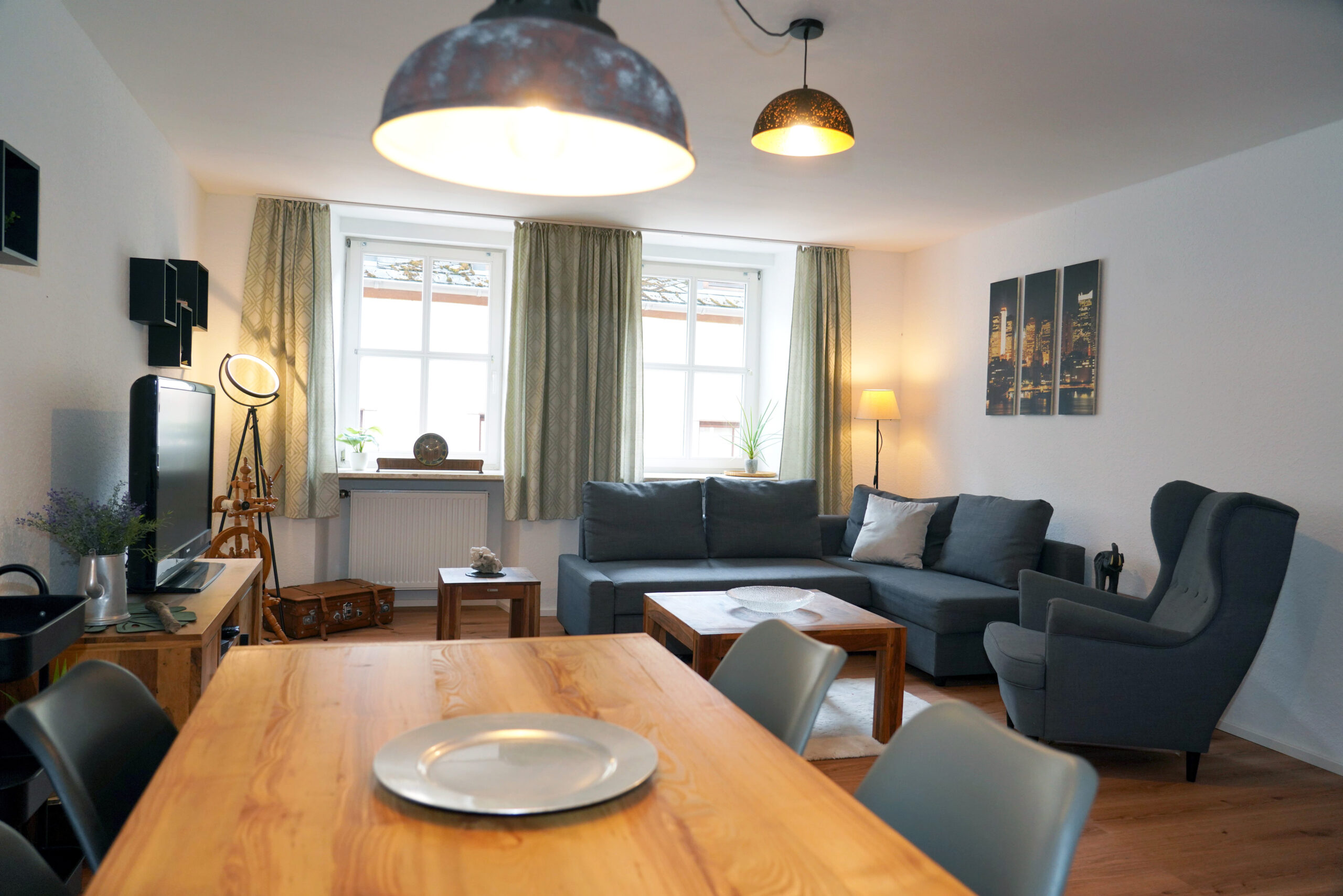 Grosses Wohnzimmer mit Schlafsofa für zwei Personen