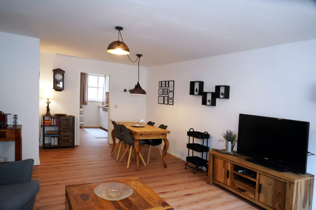 Grosses Wohnzimmer mit Essbereich