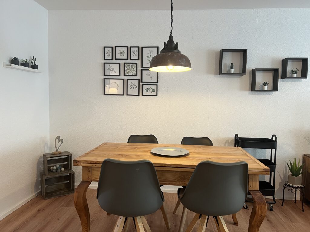 Gemütlicher Essbereich mit ausziehbarem Massivholz-Tisch