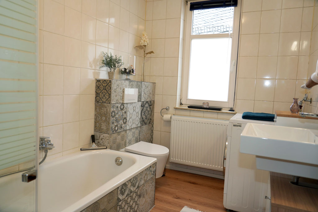 Badezimmer mit Badewanne inkl Dusche mit Schwallbrause