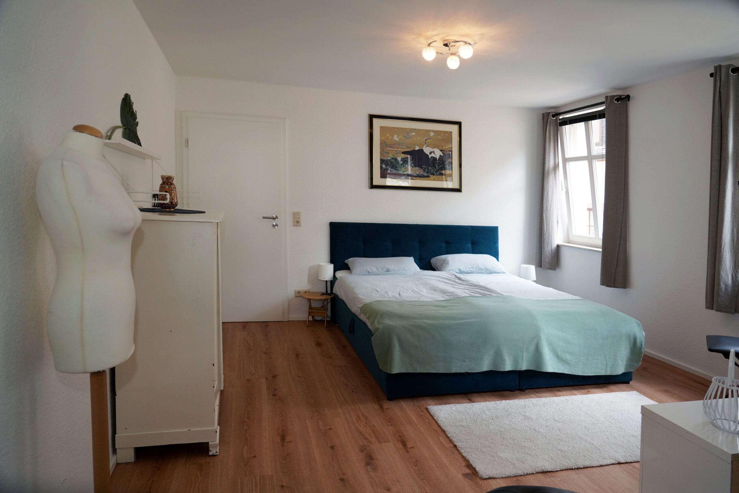 Grosses Schlafzimmer mit Kingsize-Bett