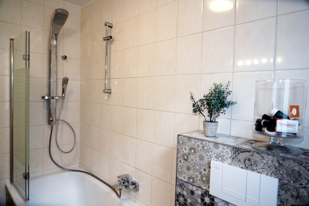 Badezimmer mit Schwalldusche