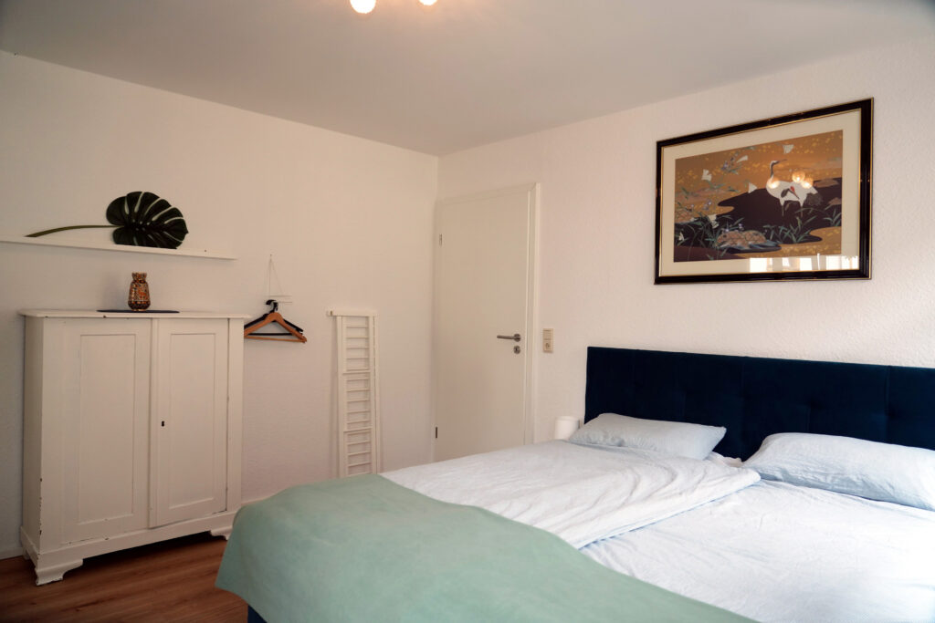 Grosses Schlafzimmer mit Kingsize-Bett (180 x 200 cm)