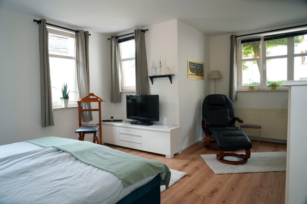 Grosses Schlafzimmer mit BlueRay-Player, HDMI-Anschluss und Massage-Sessel