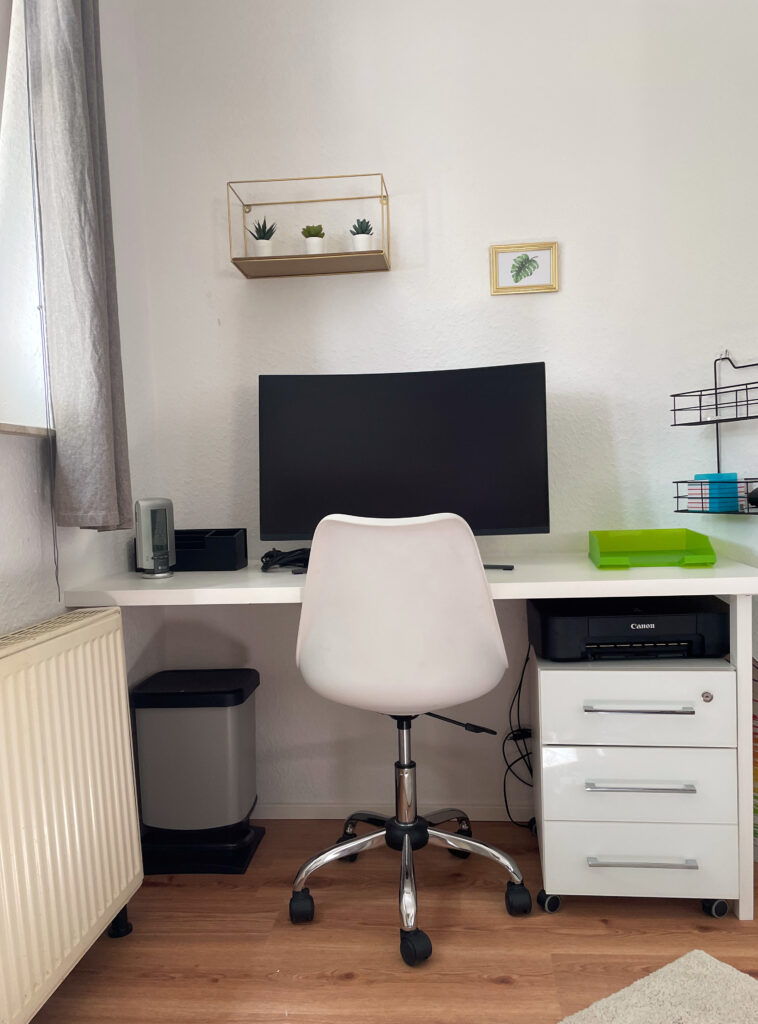 Arbeitsplatz im grossen Schlazimmer